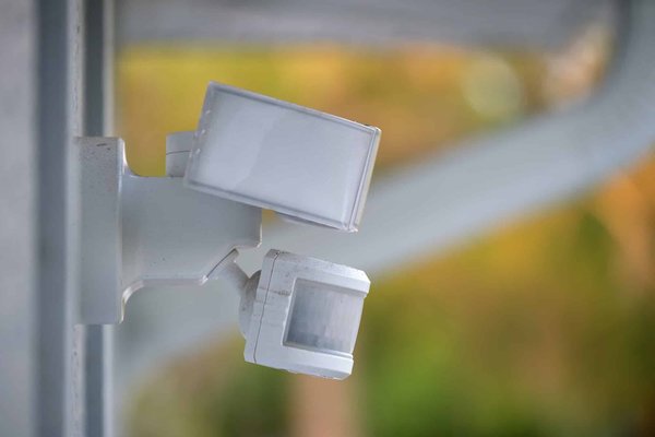 Détecteur de mouvement extérieur étanche : comment l'installer ?