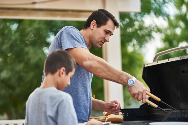 Que font les pierres de lave dans un barbecue à gaz?