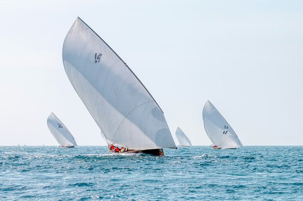 Découvrez la voile : les premiers pas pour s'initier à cette activité